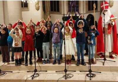Sternstunden in der Viktorkirche: Klasse 2a empfängt den Nikolaus mit strahlenden Augen