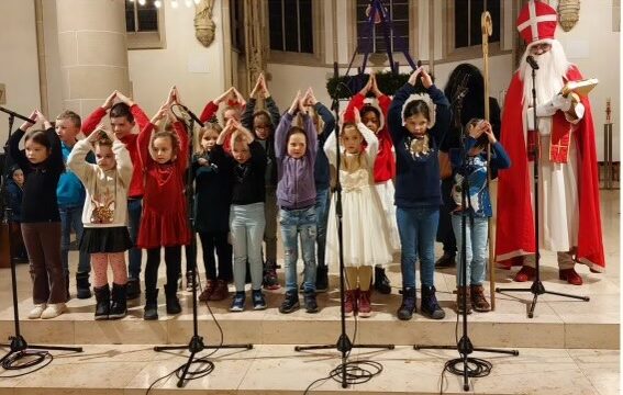 Sternstunden in der Viktorkirche: Klasse 2a empfängt den Nikolaus mit strahlenden Augen
