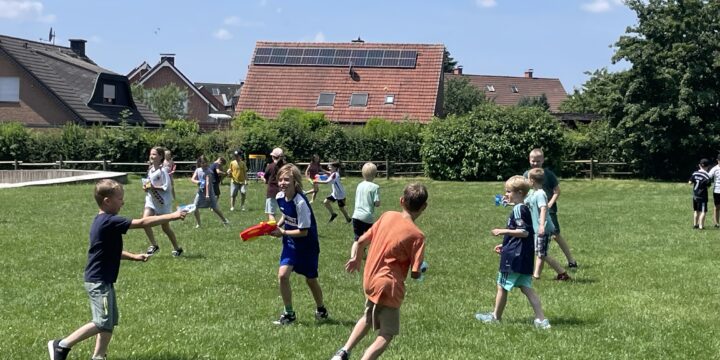 Wasserschlacht auf der Fußballwiese